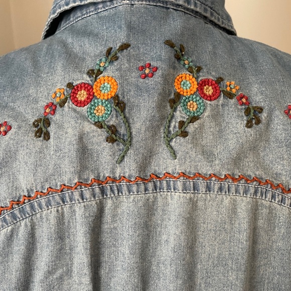 Tasha Polizzi Blue Embroidered Button Down Shirt , Bust 19” pit to pit - Picture 5 of 6